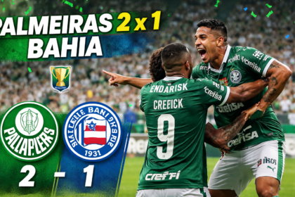 Jogadores do Palmeiras comemorando vitoria sobre o bahia no Brasileirão